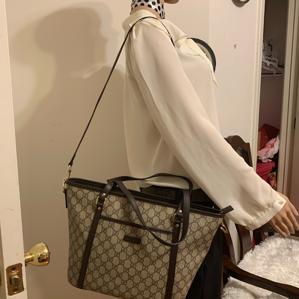 Gucci 2 way tote bag SOLD TO MERCARI ๐๐๐โ
โ
โ
๐
๐
- Picture 2 of 7